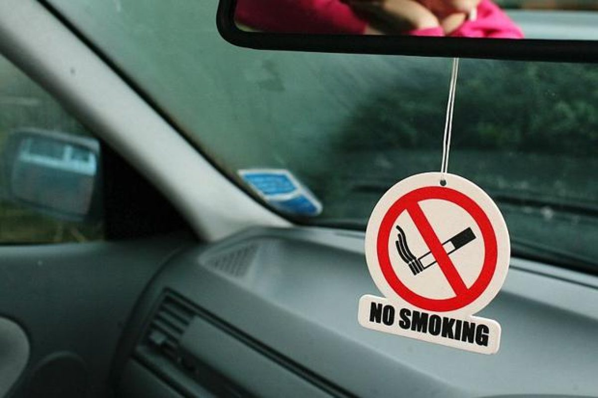 Запрет авто из кореи. Курение в автомобиле. Курить в машине запрещено. Курение за рулем. Курит в салоне автомобиля.