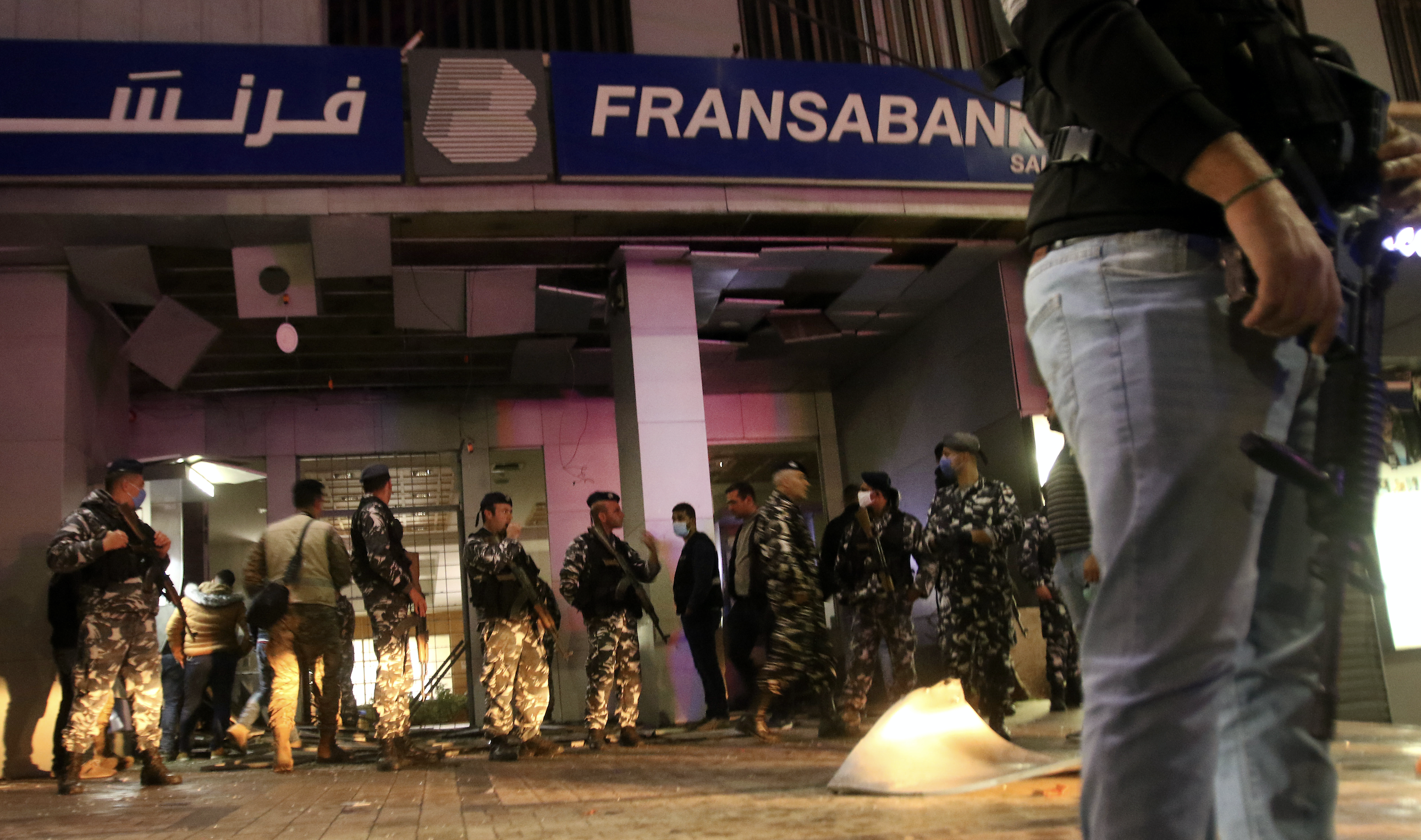 لبنان انفجار قنبلة يستهدف بنكًا في صيدا