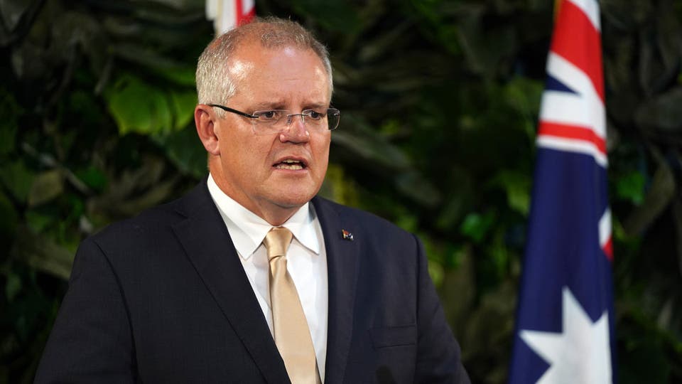 رجل يجبر رئيس وزراء أستراليا على الخروج من حديقته