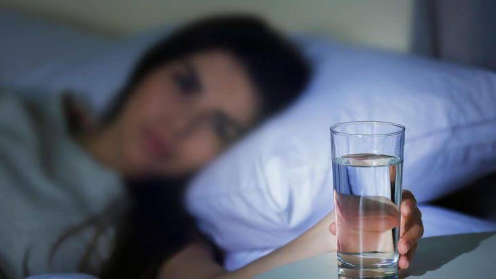 خبراء الصحة يحذرون من خطورة شرب الماء قبل النوم