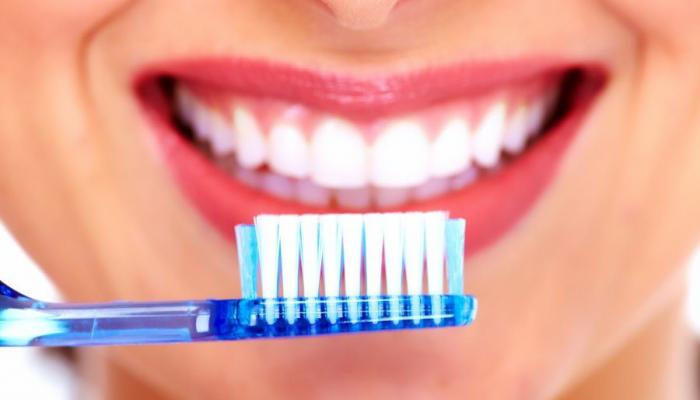 هل تعرف أن تنظيف الأسنان في توقيت معين قد يضرها أكثر مما ينفعها