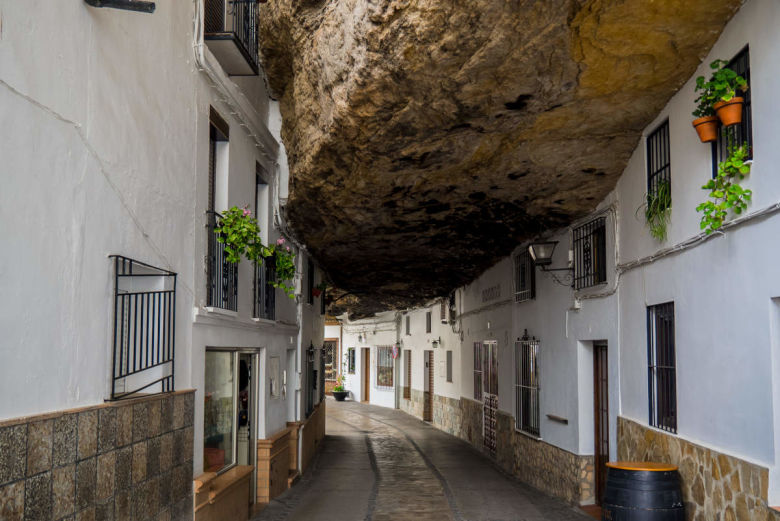 مدينه اسبانيه مذهلة بناها العرب تحت صخرة عملاقة