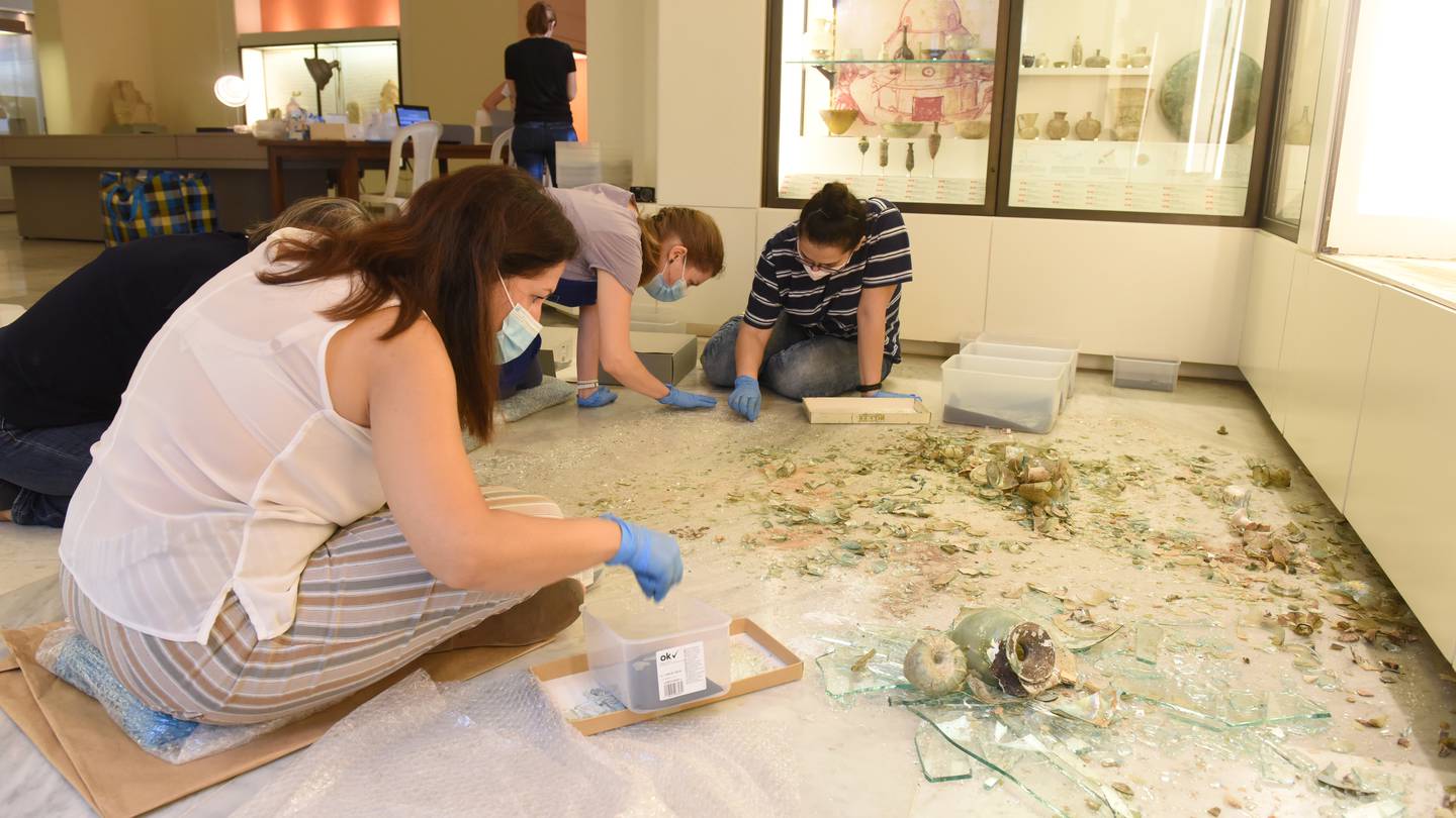 متحف بريطاني يرمم أوان زجاجية أثرية تحطمت بانفجار مرفأ بيروت