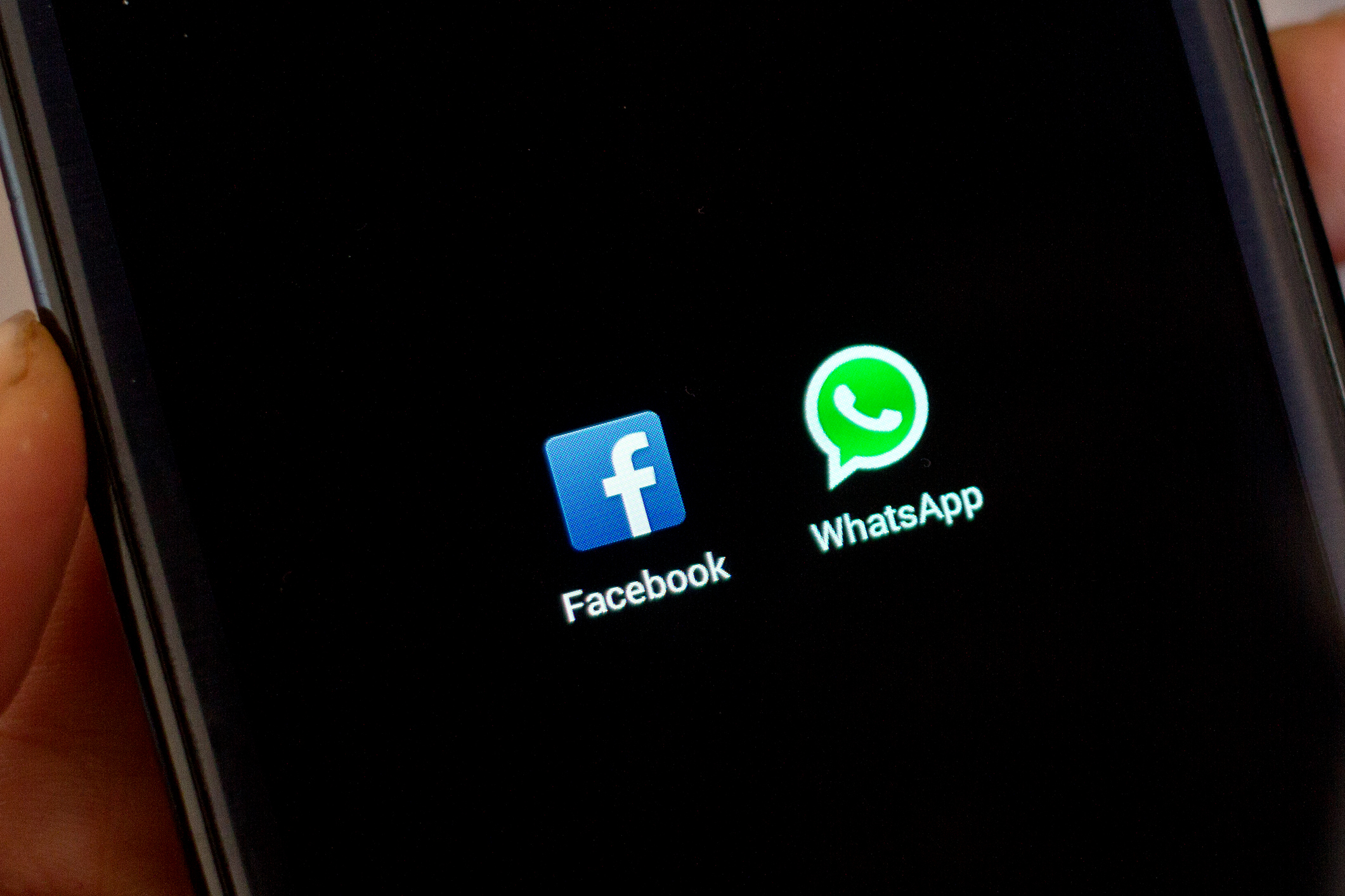 فيسبوك تقوض خصوصية مستخدمي واتساب