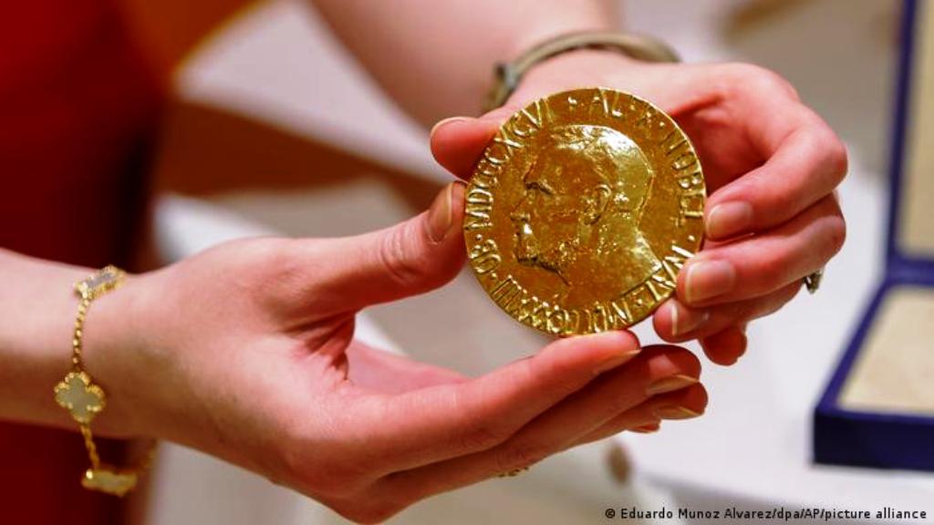 صحفي روسي فائز بنوبل يبيع ميدالية الجائزة أملا في مساعدة أطفال أوكرانيا المشردين