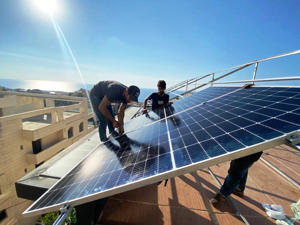 لبنان.. المغتربون يدعمون مشاريع ألواح الطاقة الشمسية تحسُّباً للشتاء
