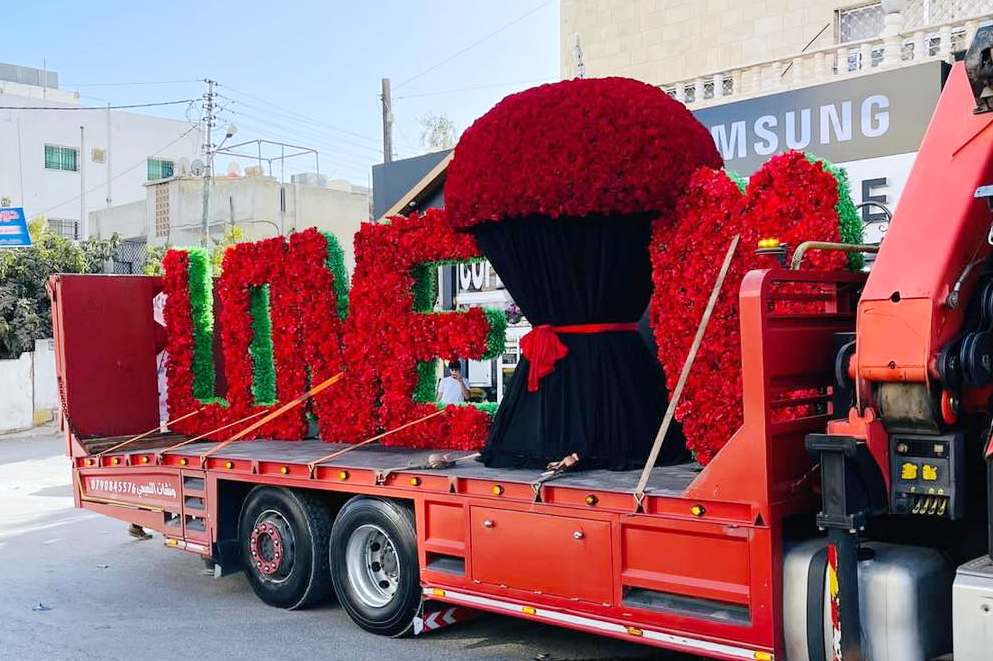 أردنية تهدي زوجها 10 آلاف وردة حمراء بمناسبة عيد ميلاده