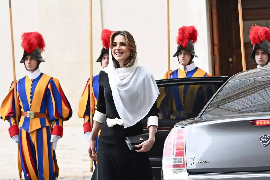 الملكة رانيا تضيء سماء الفاتيكان... أناقة بتصميم لبناني أصيل