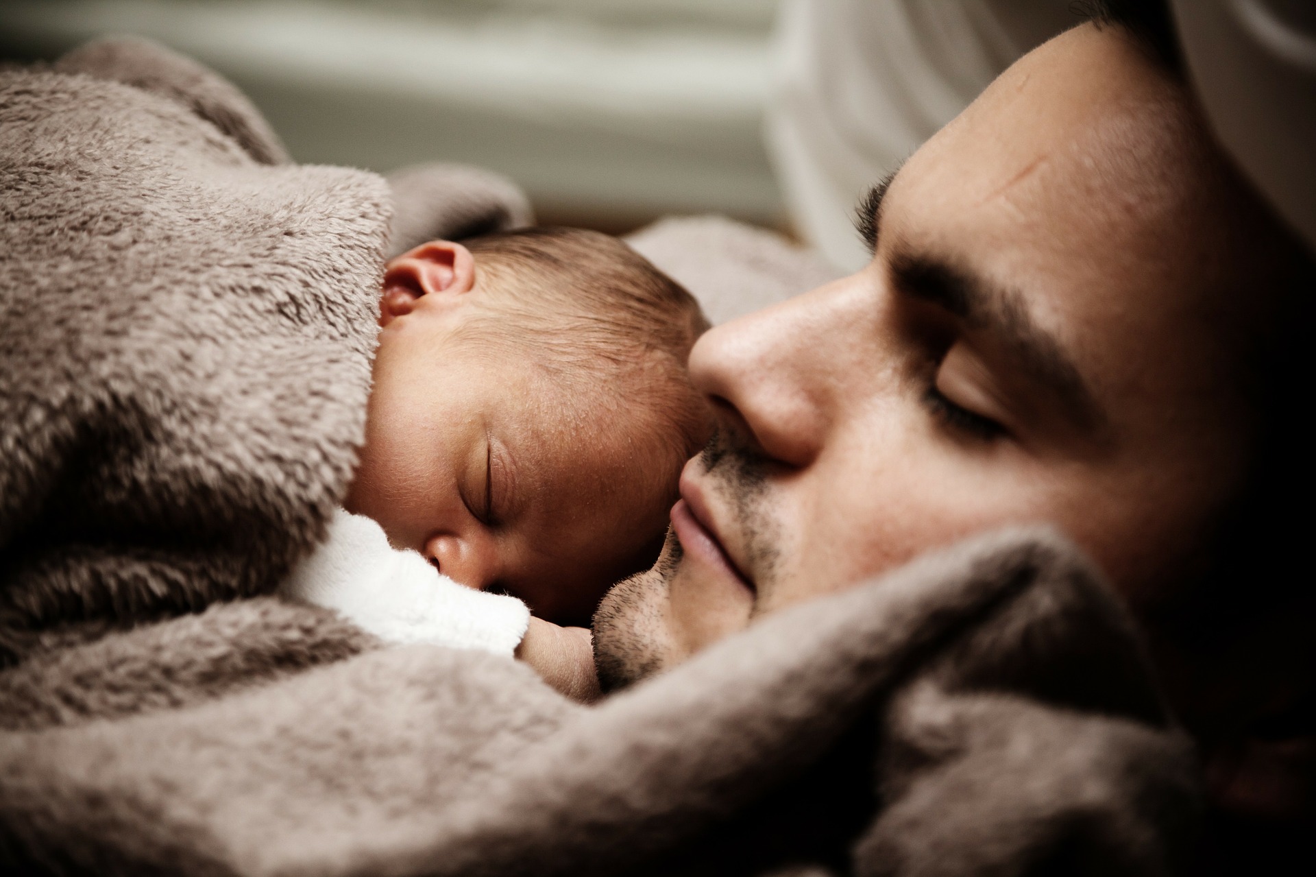 دراسة تقدم رؤية جديدة..رعاية الرضيع قد تترك بصمة في أدمغة الآباء الجدد