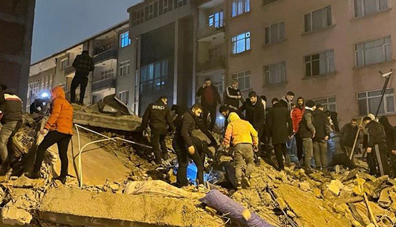 زلزال بقوة 7,8 درجة يضرب تركيا وسوريا مخلفاً مئات القتلى والجرحى